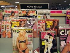 Pornofilmy a časopisy.